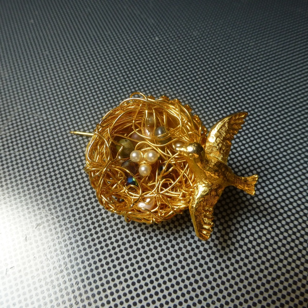 brooch gold wire bird nest  mommy bird three pearl jeanne signed